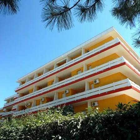 Family With Fenced Garden In Lido Dei Pini Apartment