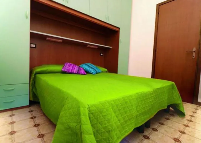 Family With Fenced Garden In Lido Dei Pini Бібіоне